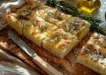 Recette facile de focaccia italienne : Moelleuse et croustillante à souhait en 2024