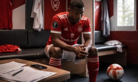 découvrez les confidences de dina-ebimbe sur les moments émotionnels vécus lors de son transfert avorté à monaco la saison dernière à brest.