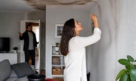 découvrez si votre assurance habitation couvre les dégâts des eaux causés par les voisins et quelles sont les démarches à suivre pour être indemnisé efficacement.