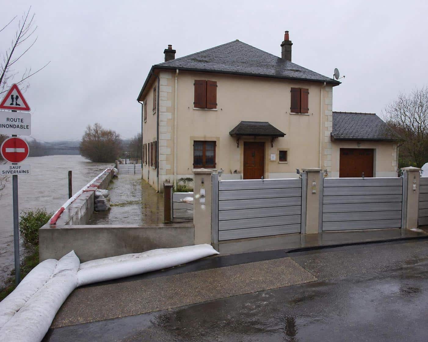 découvrez les meilleures assurances habitation adaptées aux propriétaires de logements en zone inondable pour protéger votre bien efficacement contre les risques d'inondation.