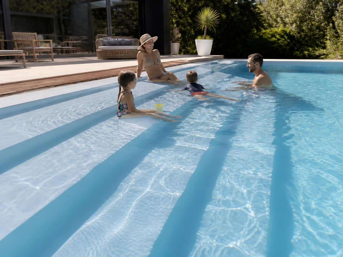 découvrez comment choisir l'escalier idéal pour votre piscine sur liner, alliant sécurité, confort et esthétisme pour profiter pleinement de vos moments aquatiques.