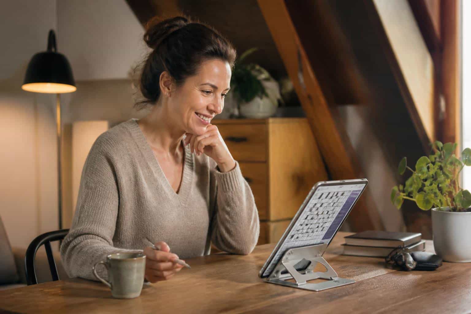 support de tablette con&ccedil;u sp&eacute;cialement pour faciliter la r&eacute;solution de mots fl&eacute;ch&eacute;s, offrant stabilit&eacute; et confort pour une exp&eacute;rience optimale.