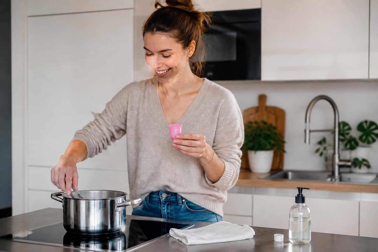 découvrez comment utiliser la cup menstruelle de manière optimale pour un confort maximal et une hygiène irréprochable. guide complet pour bien choisir, insérer et entretenir votre cup menstruelle.