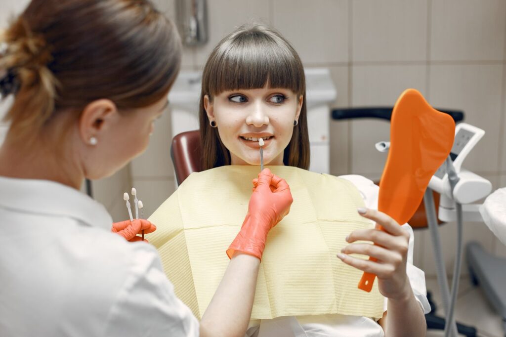 Consultation de la patiente chez le dentiste