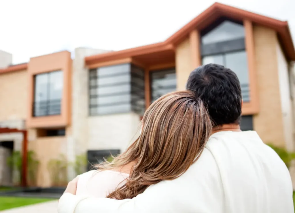 Couple amoureux regardant la maison de leurs rêves