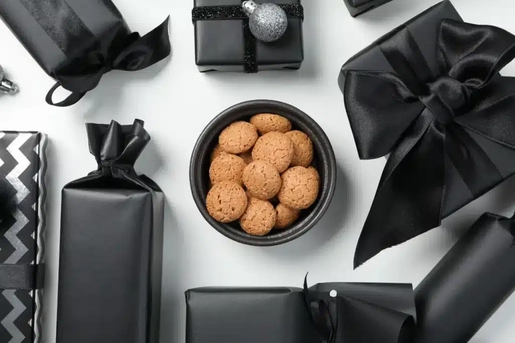 Délicieux biscuits de Noël hollandais au Pepernoten dans un bol avec des cadeaux