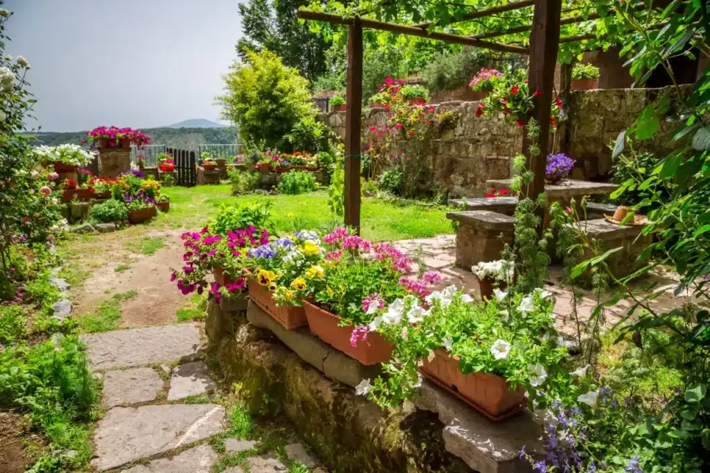 Jardin fleuri dans la ville