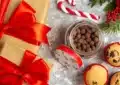 Vue rapprochée de délicieux petits cupcakes et du chocolat dans un pot en verre et des branches de sapin à côté